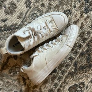 Converse ladies shoes. White Converse shoes. Converse sneakers.